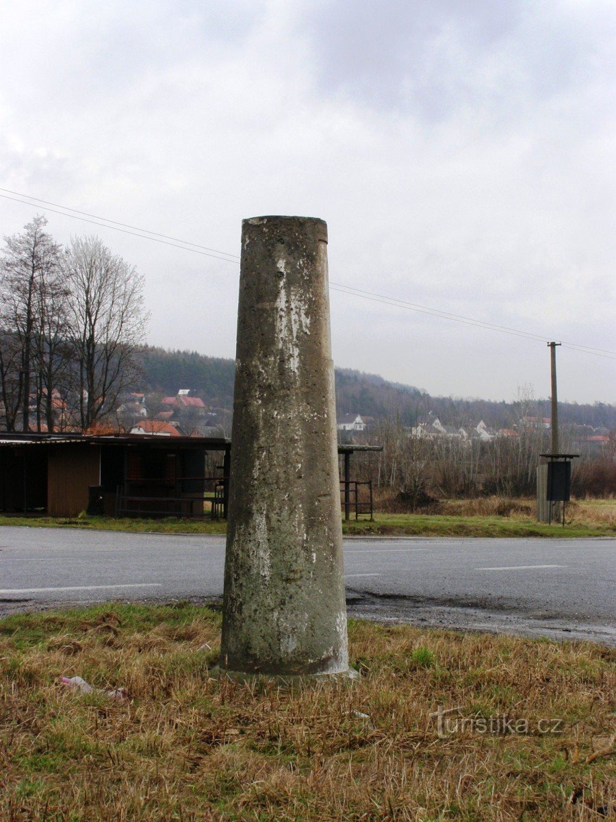 Pyrám - steinerner Wegweiser bei Vojice