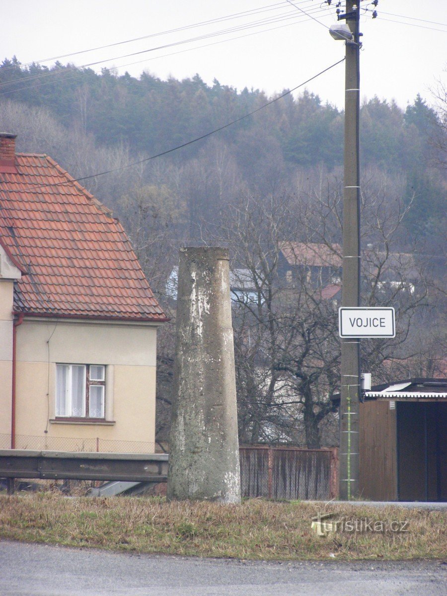 Pyrám - stenen wegwijzer bij Vojice