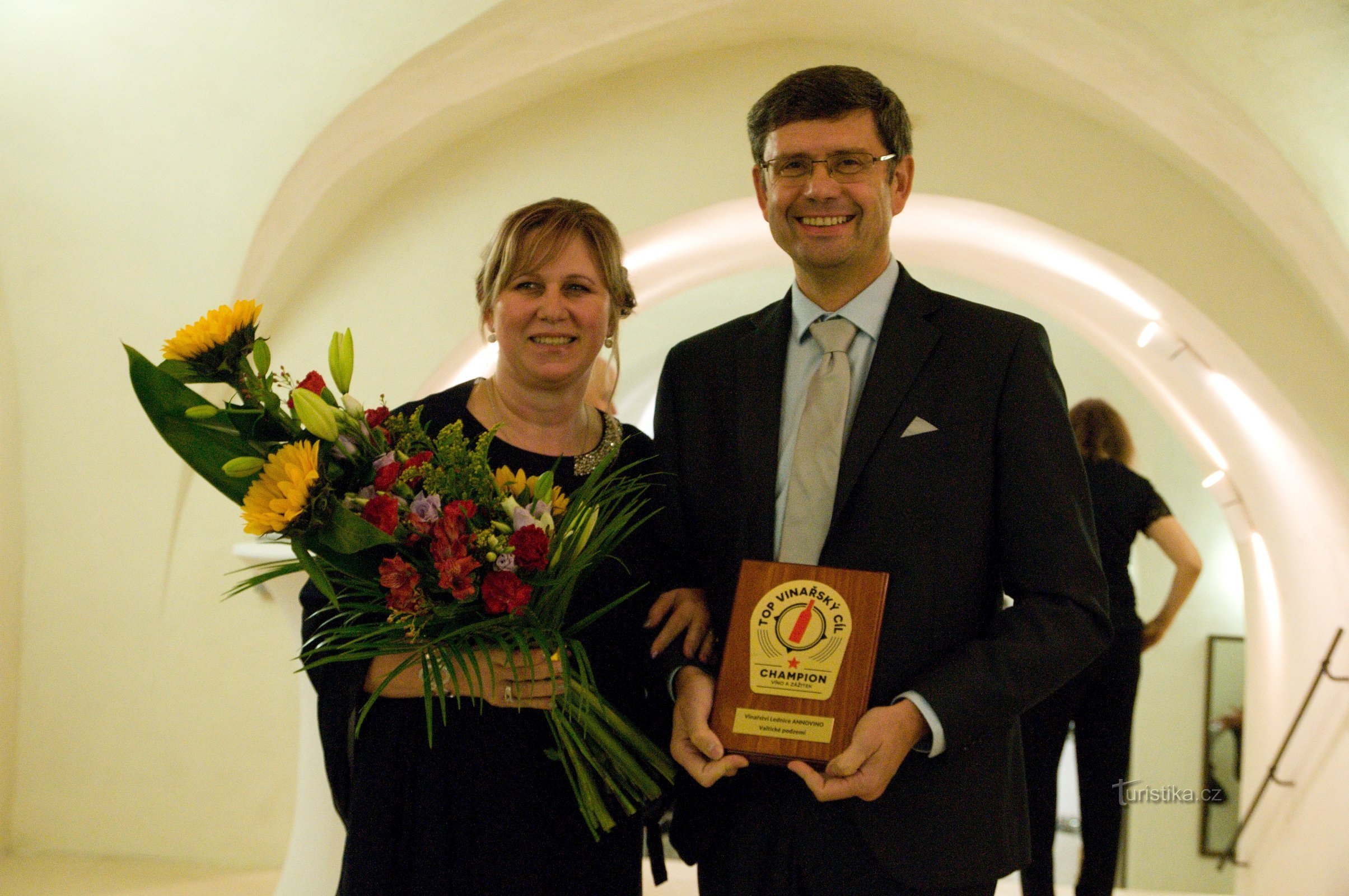 R: Žďárský trägt stolz eine wertvolle Trophäe – die Plakette Top wine destination CHAMPION.