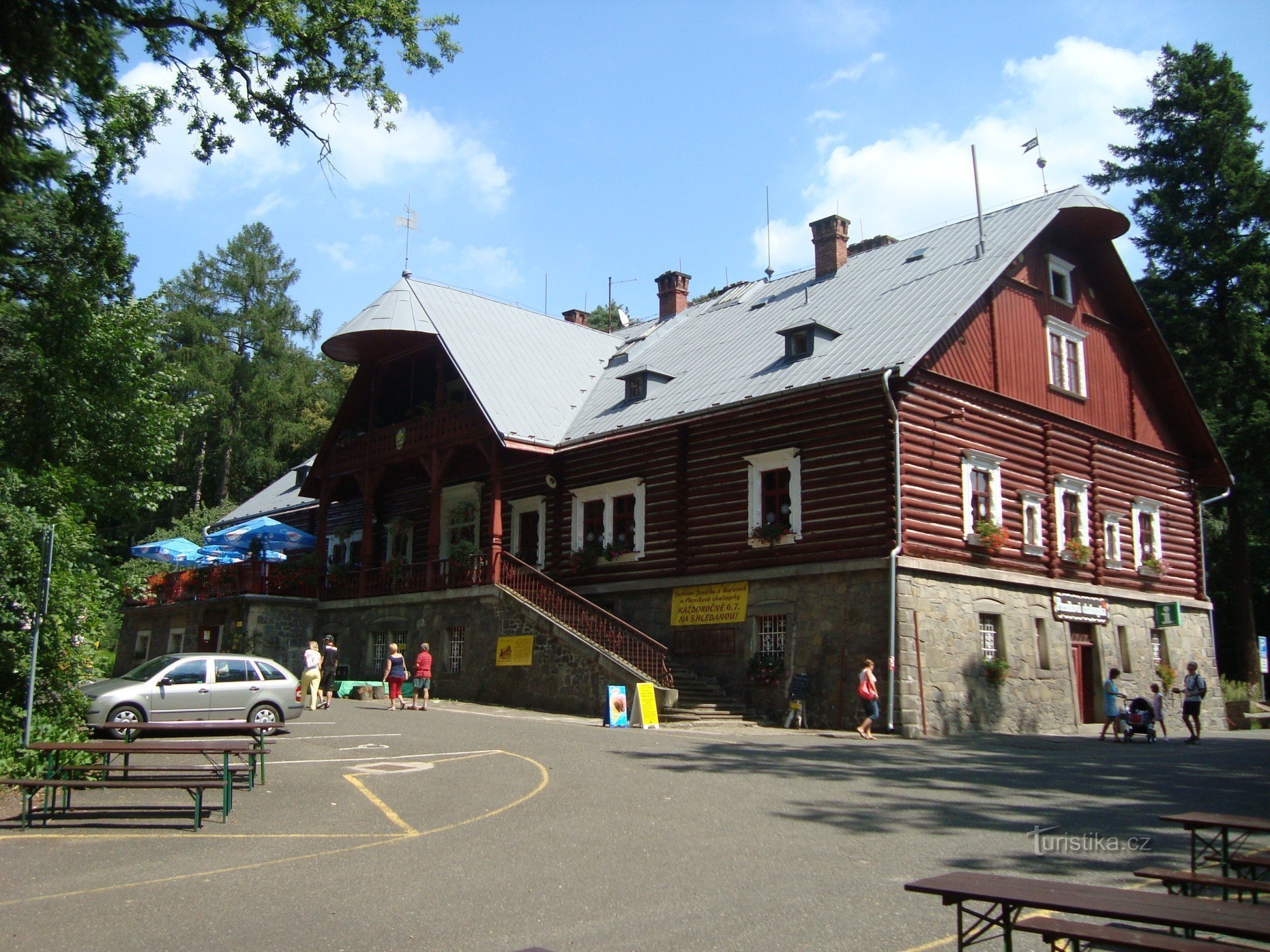 Ráby-Cabana de turtă dulce-cabana de vânătoare-Foto: Ulrych Mir.