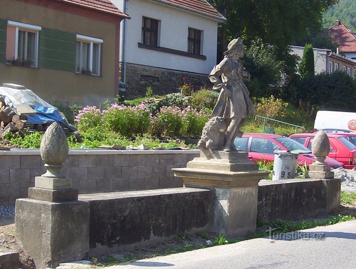 Račice - côté sud du pont sur la route du château - Photo : Ulrych Mir.