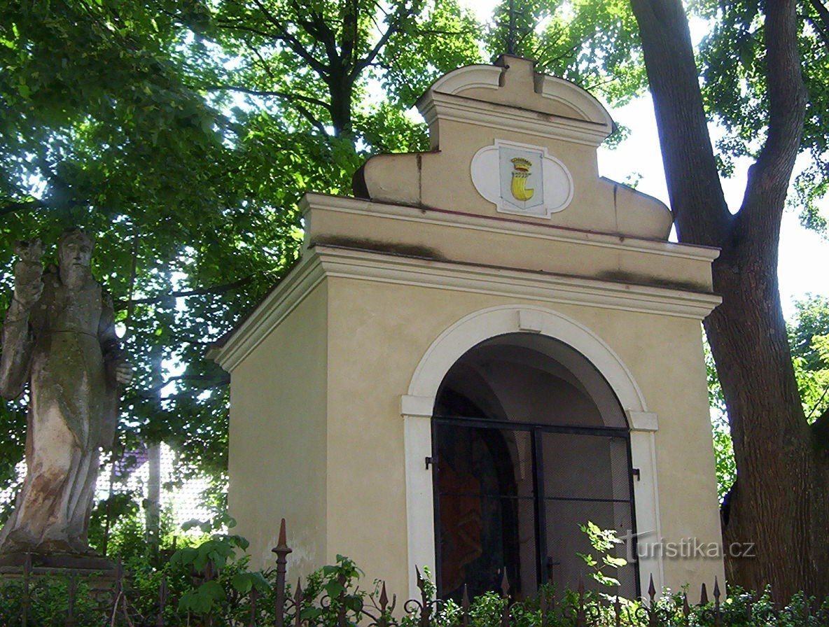 Radenín - capela na encruzilhada sob o castelo - Foto: Ulrych Mir.