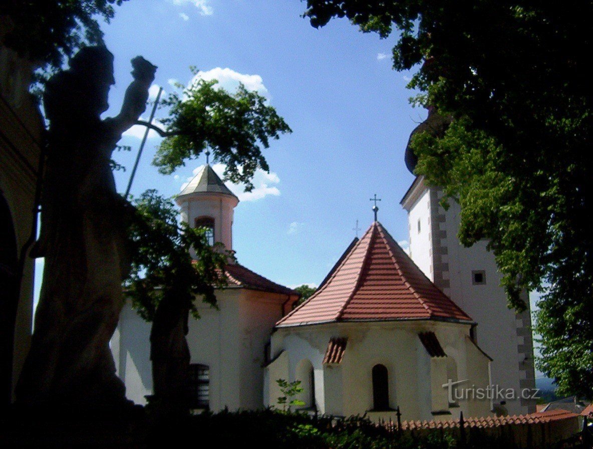 Radenín - 聖マルケタ教会と聖バルバラのケール - 写真: Ulrych Mir.