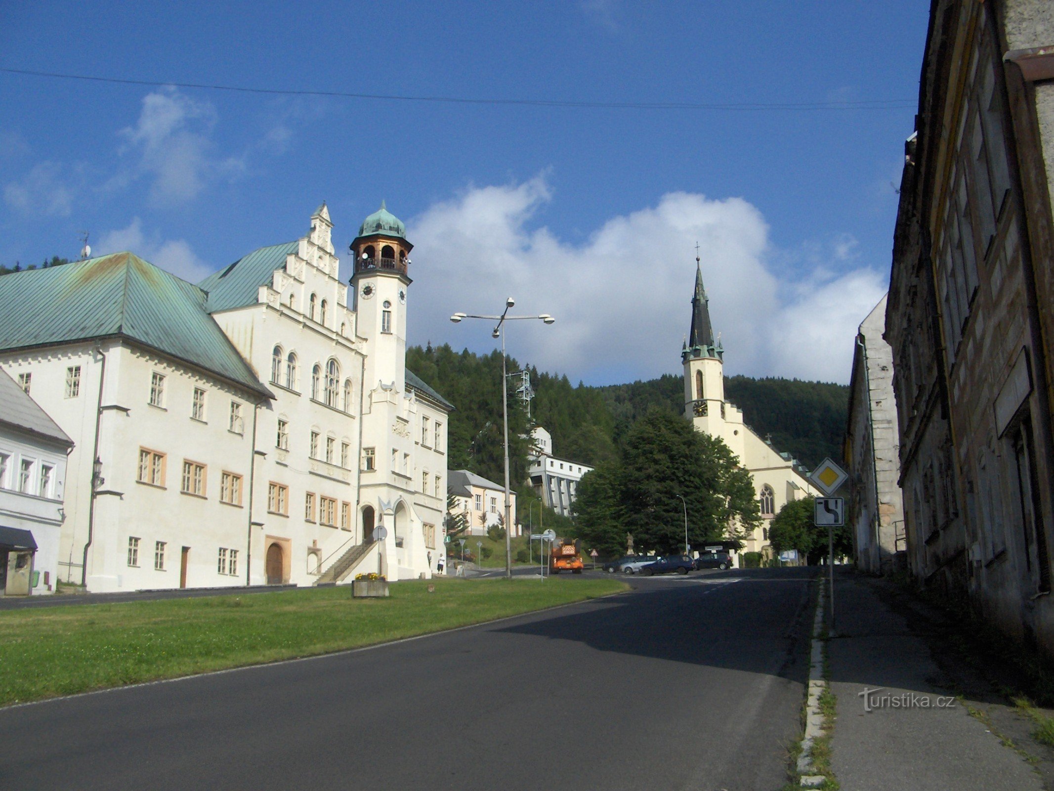 Il municipio e la chiesa di S. Jachym