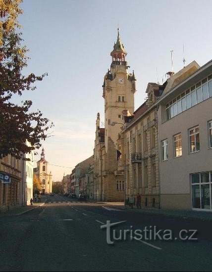 Rathaus und Kirche: Vorne - das Jugendstil-Rathaus mit prächtigem Turm wurde im 1