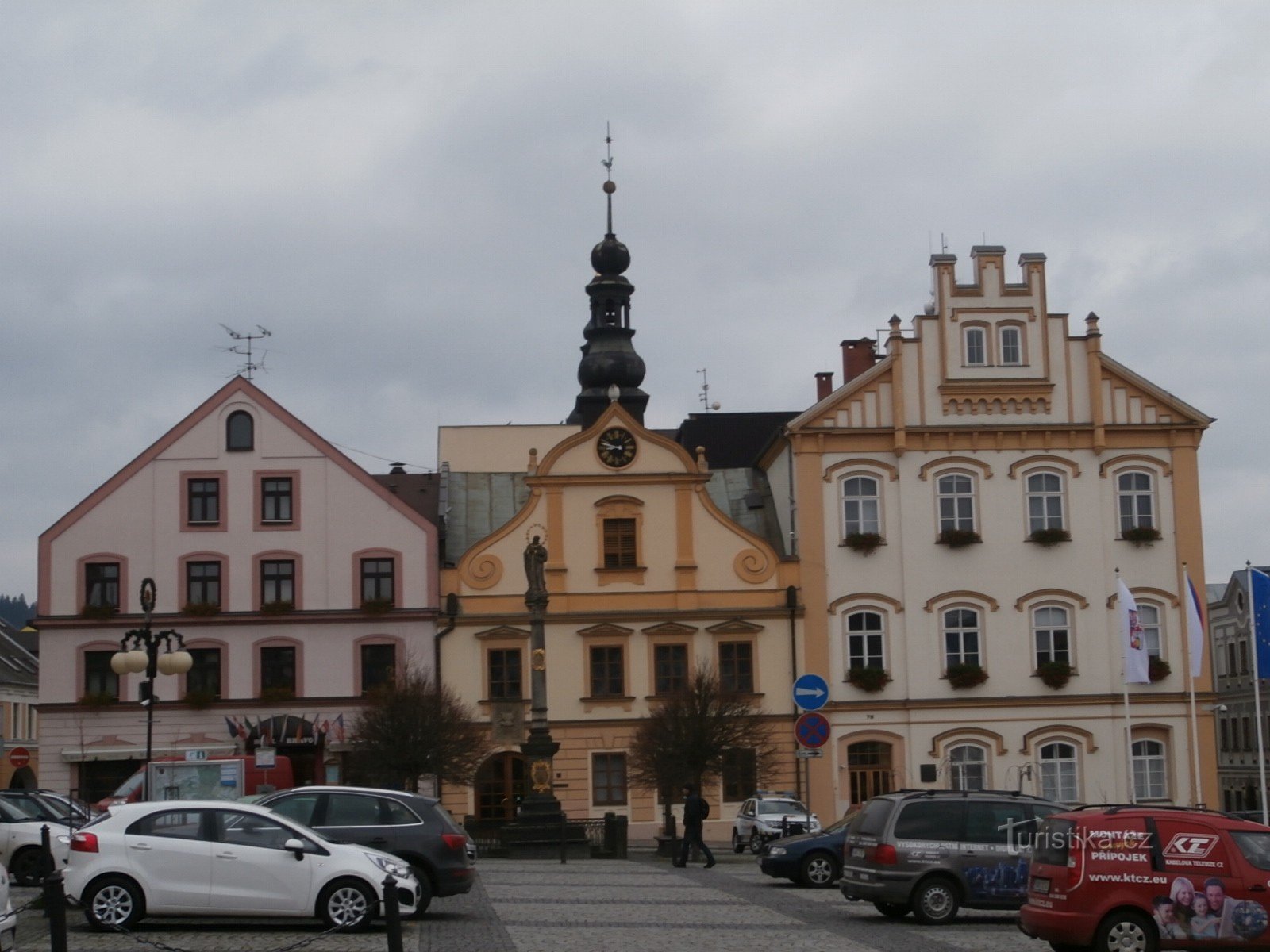 Primăria și coloana ciumei în Piața Veche din Česká Třebová