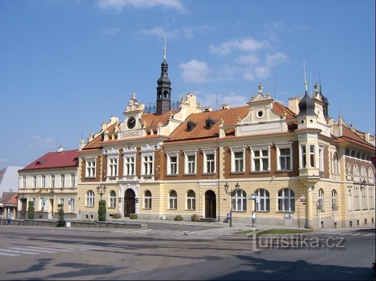 Városháza és tér: Kilátás a városházára a téren