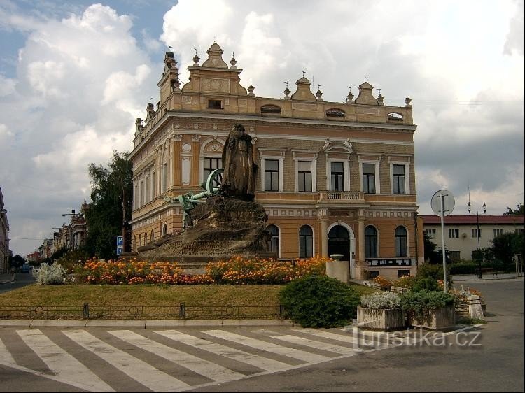 Municipio e monumento: Il monumento monumentale a Prokop il Grande è opera dello scultore Karel op