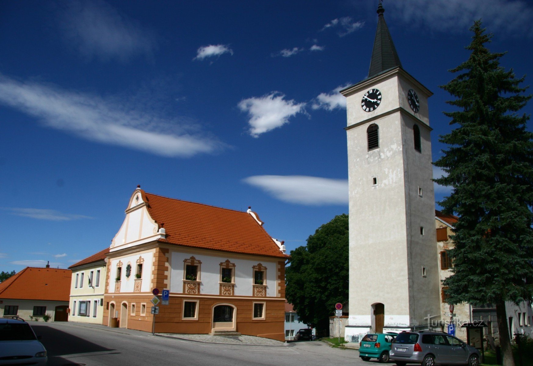 Das Rathaus und der Turm der Kirche St. Philipp und Jakob