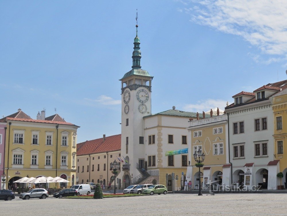 el ayuntamiento es la característica dominante de Velké náměstí