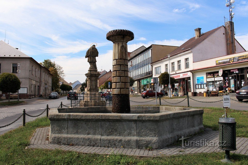 A városháza, a háttérben a téren a szökőkút, a Szent István-szobor. Nepomuki János