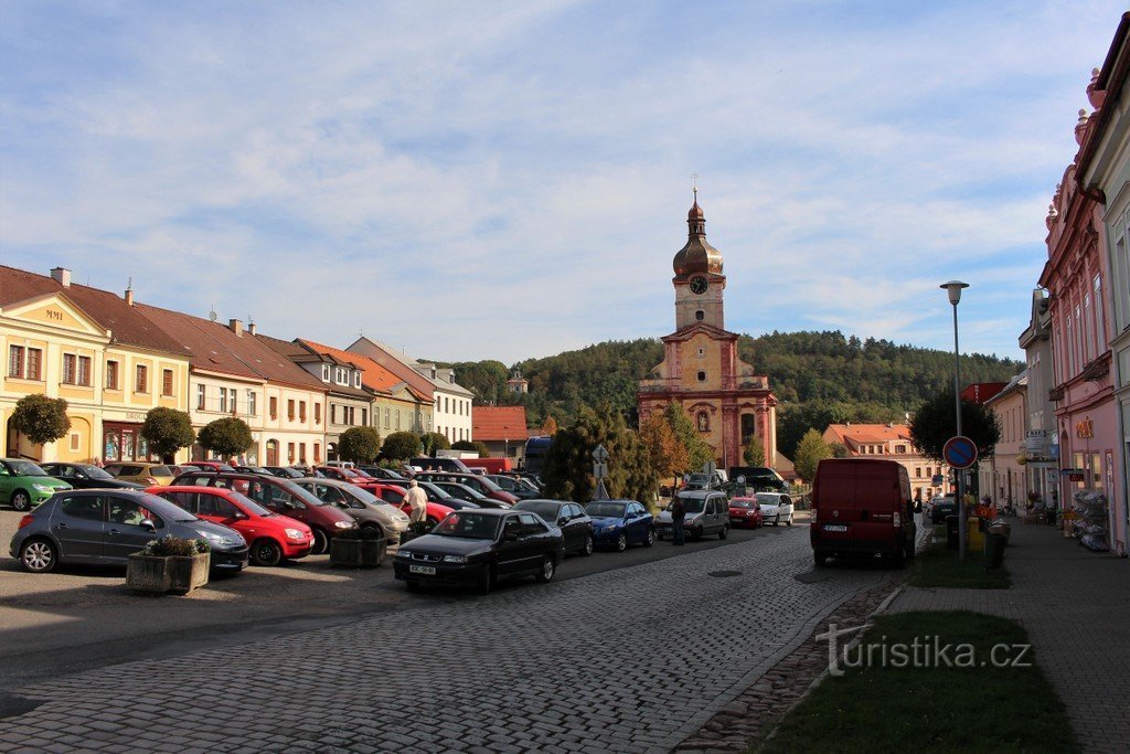 Radnice, kostel sv. Václava pohled z náměstí