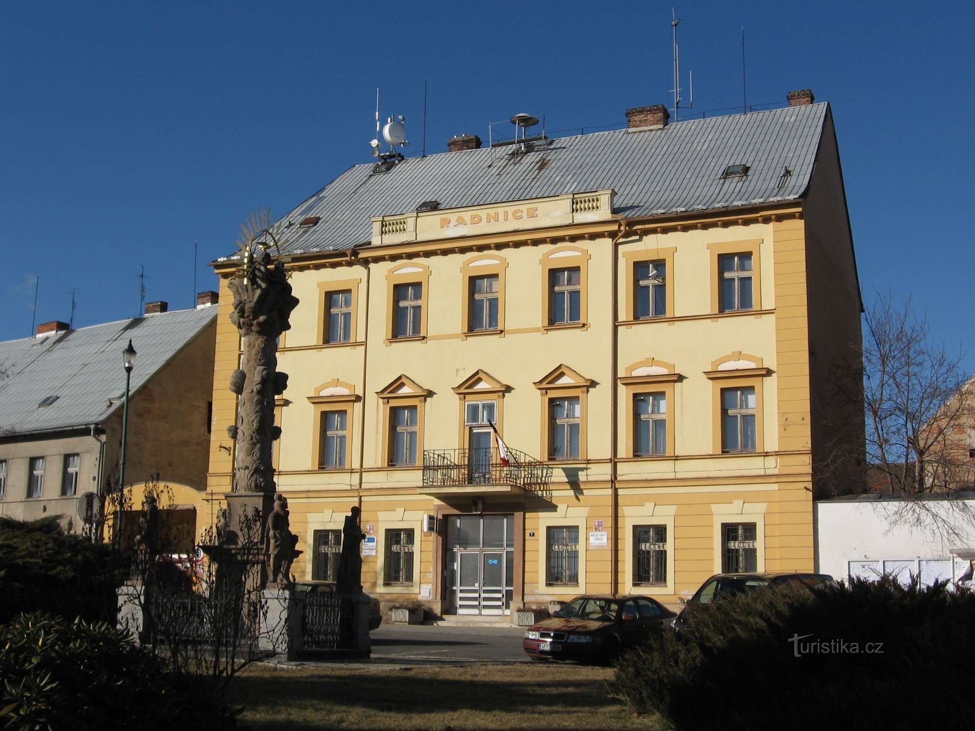 トウスコフの広場にある市庁舎