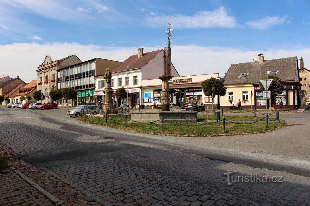 Câmara Municipal, Praça Kašpar Šternberka com fonte