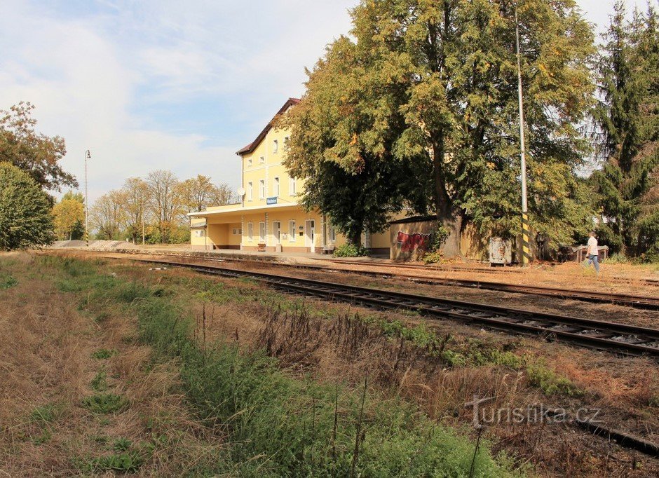Ratusz, widok na dworzec z placu kolejowego