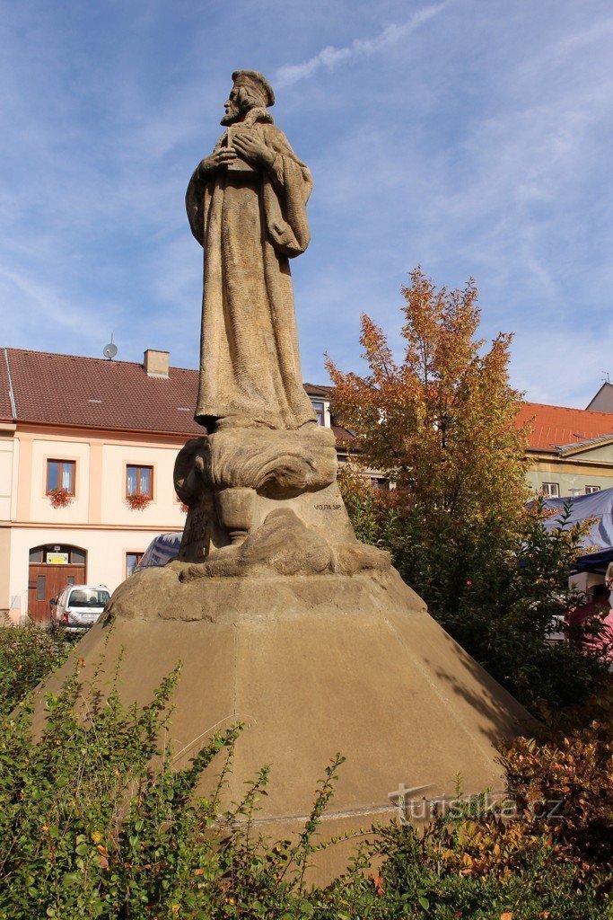 Primăria, vedere laterală a statuii