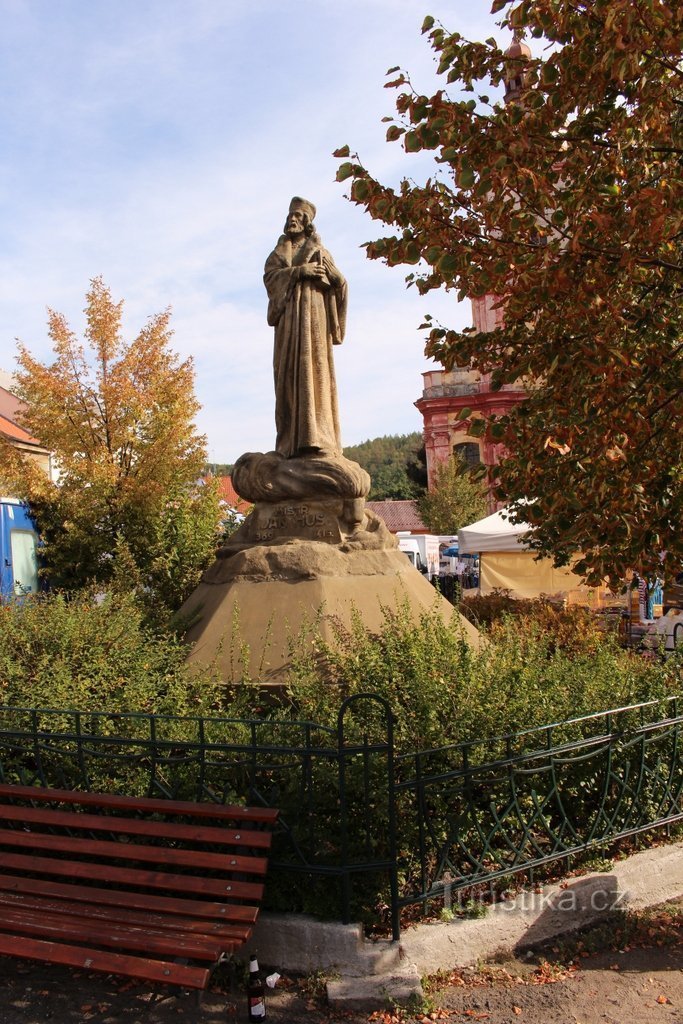 Hôtel de ville, monument au maître Jan Hus