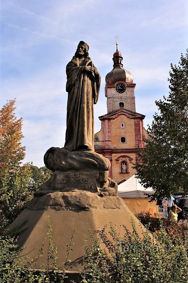 Het stadhuis, het monument voor Meester Jan Hus en de kerktoren