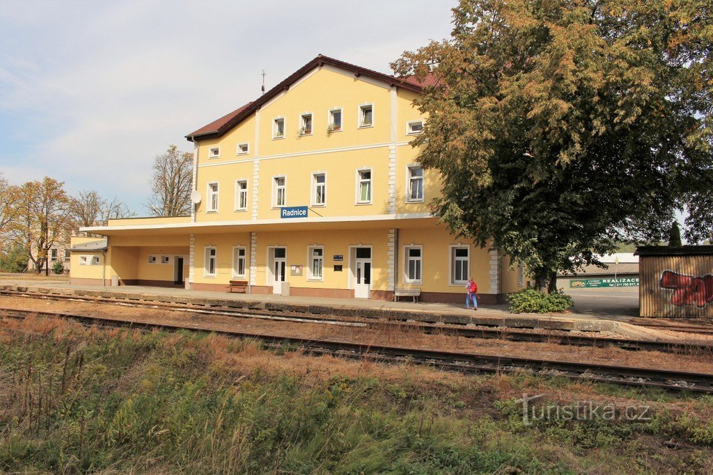 Mairie, devant le bâtiment de la gare