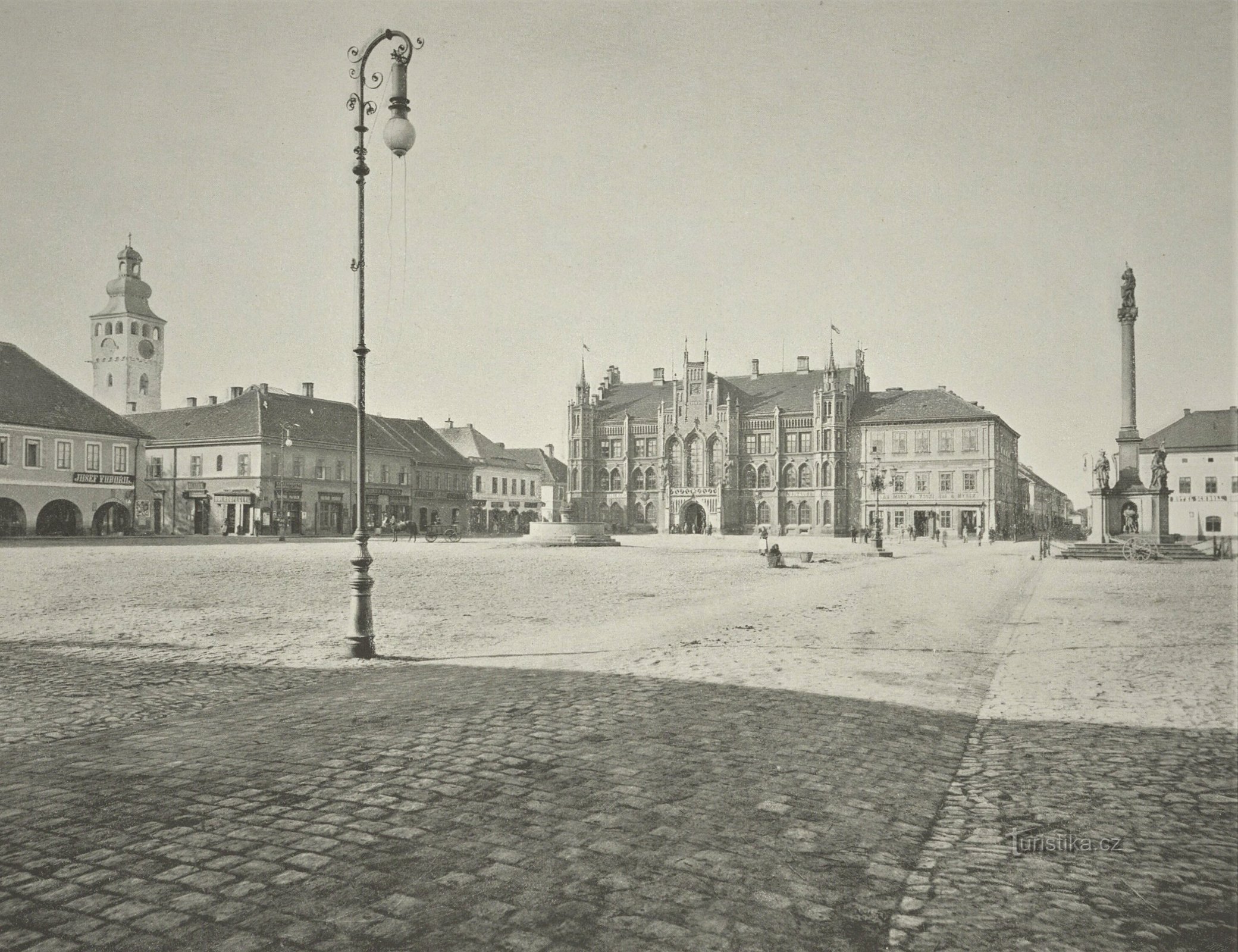 Rådhus med torg i Nové Bydžov (mest troligt 1897 eller 1898)