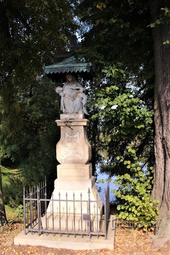 Municipio, statua della Pietà