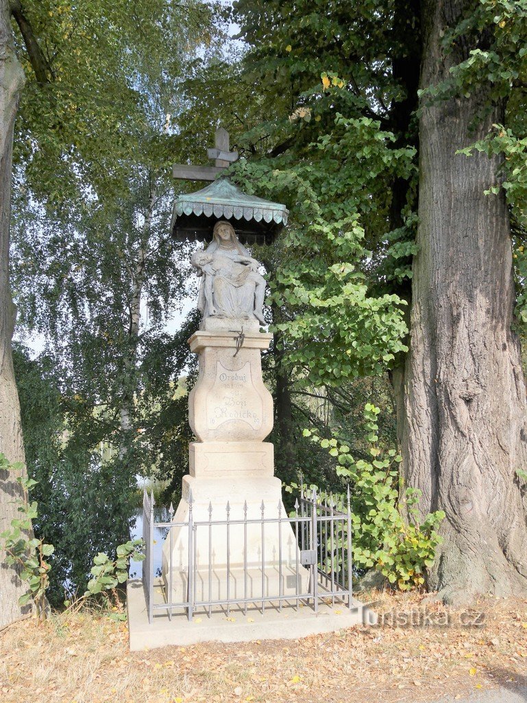 Ayuntamiento, estatua de la Piedad