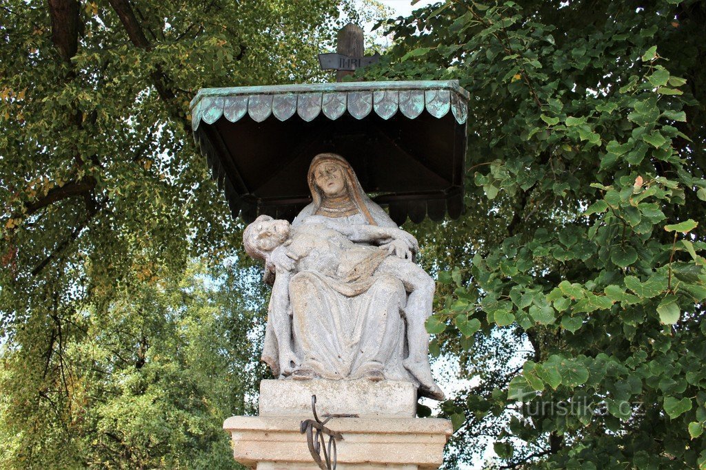 Câmara municipal, estátua de Pieta na margem da lagoa da cidade