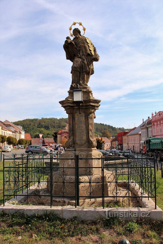 Ayuntamiento, estatua de St. Juan de Nepomuceno en la plaza