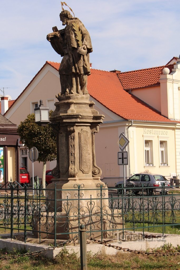 Radnice, socha sv. Jana z Nepomuku na náměstí Kašpara Šternberka