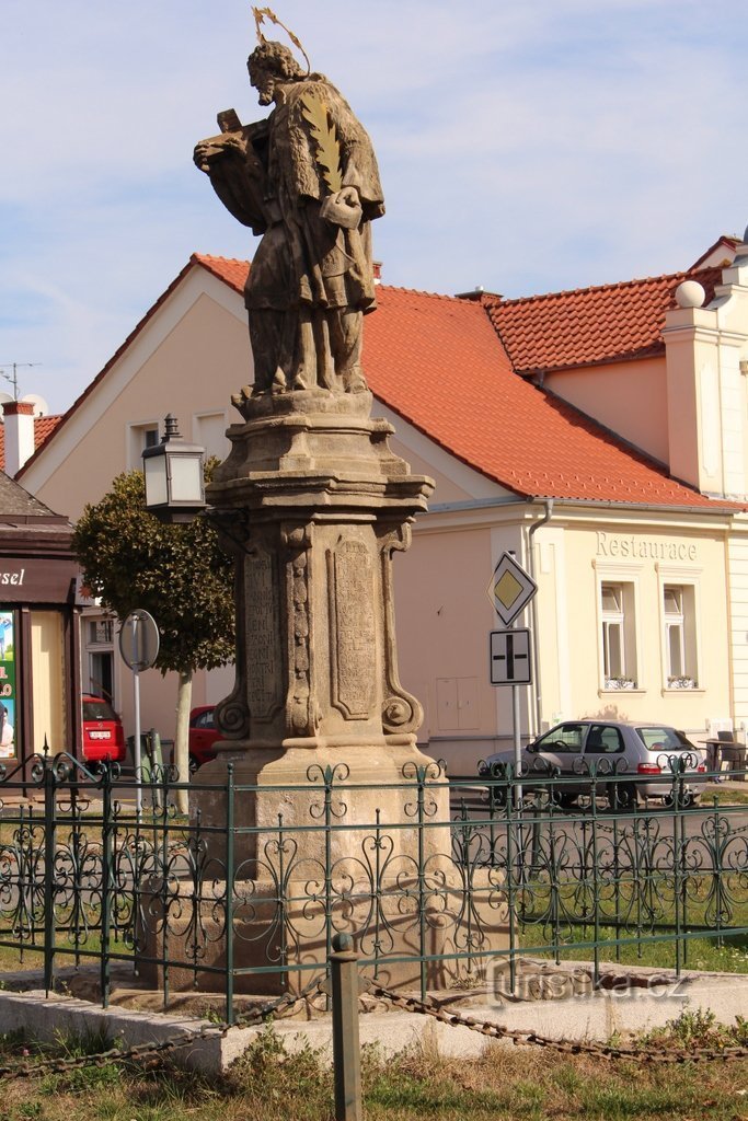 Rådhus, statue af St. Johannes af Nepomuk-pladsen på Kašpar Šternberk-pladsen