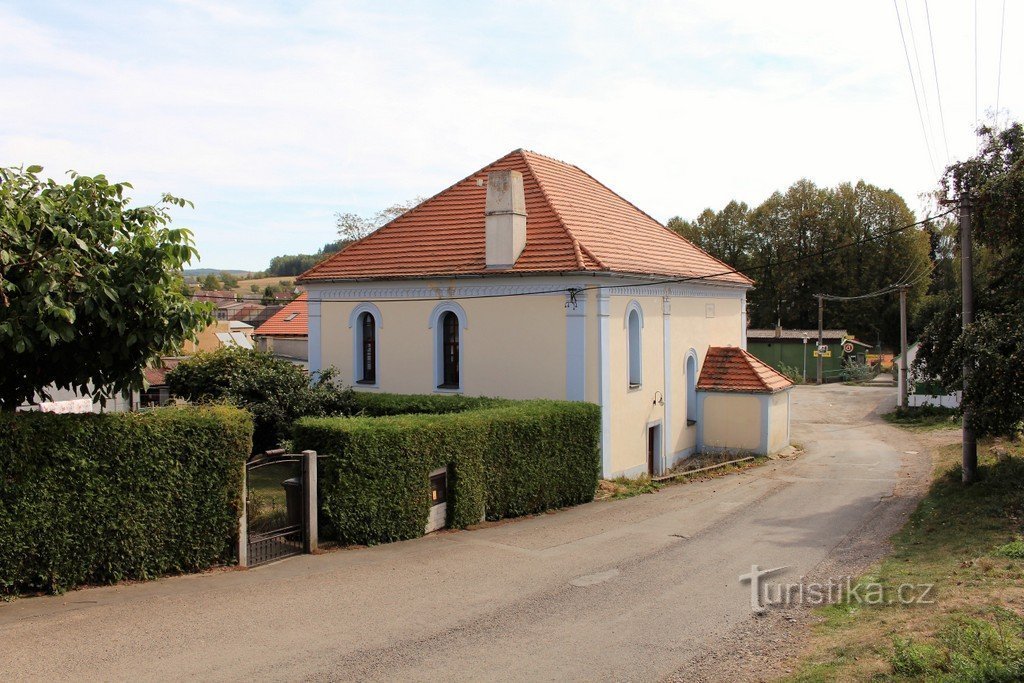 Radnice synagoga, pohled z ulice od náměstí