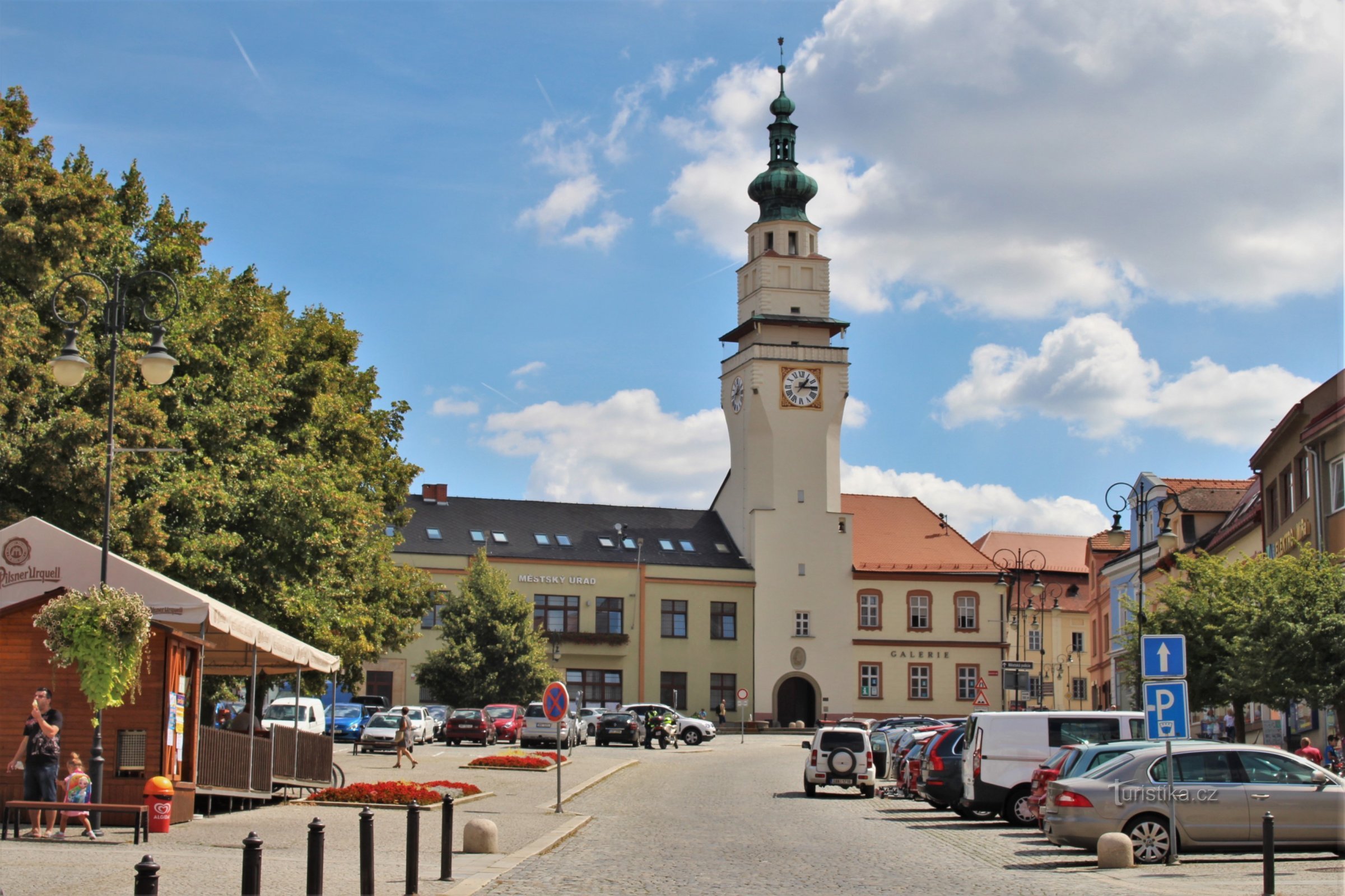 Het stadhuis in het bovenste deel van het Masaryk-plein