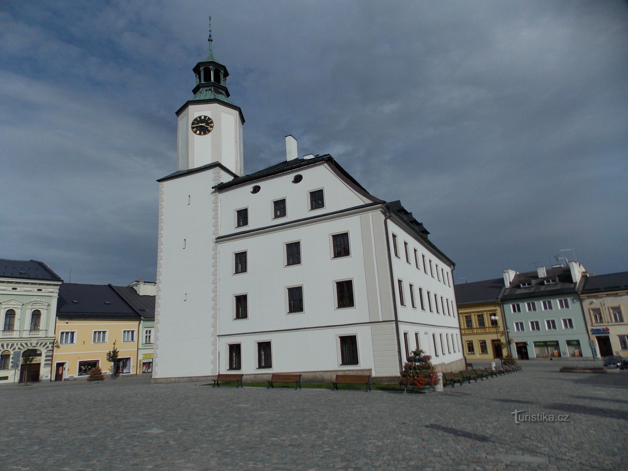 El ayuntamiento en el centro de Náměstí Miru en Rymařov