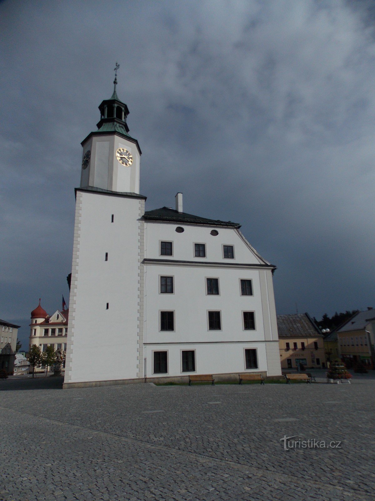 A prefeitura no centro de Náměstí Miru em Rymařov