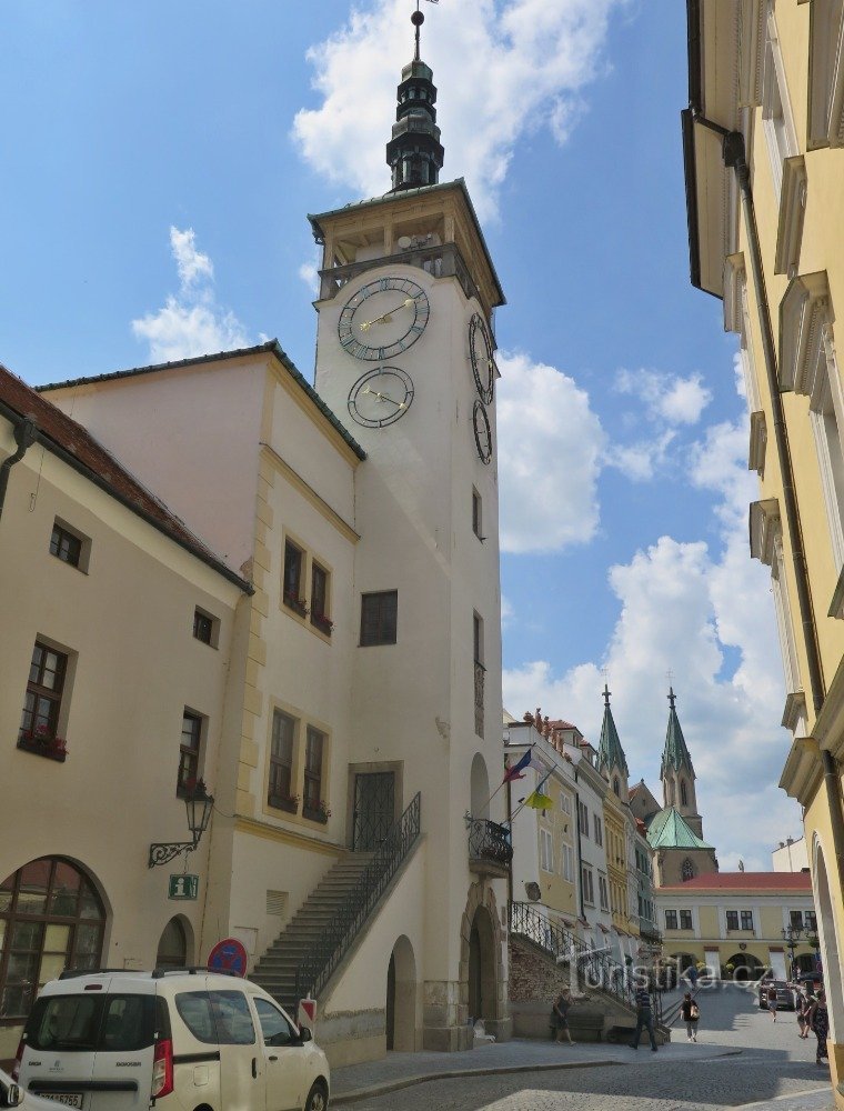 torre del ayuntamiento y escalera