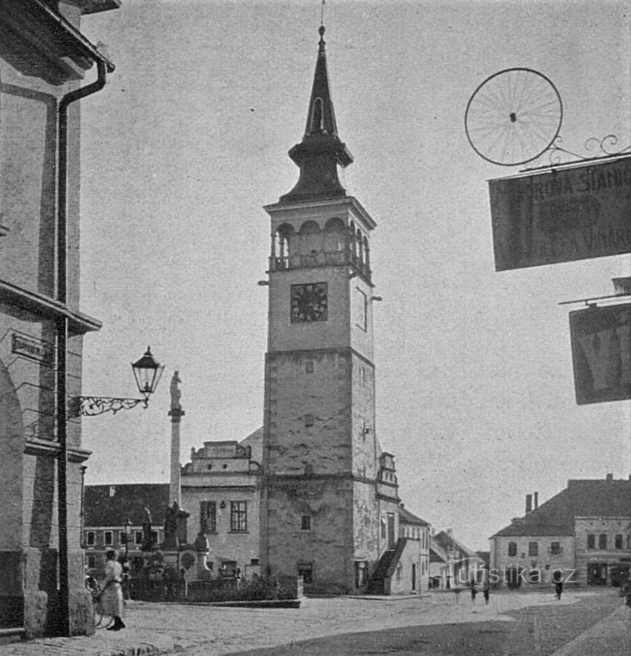 Dobruškan kaupungintalon torni ja Marian-pylväs vuonna 1910