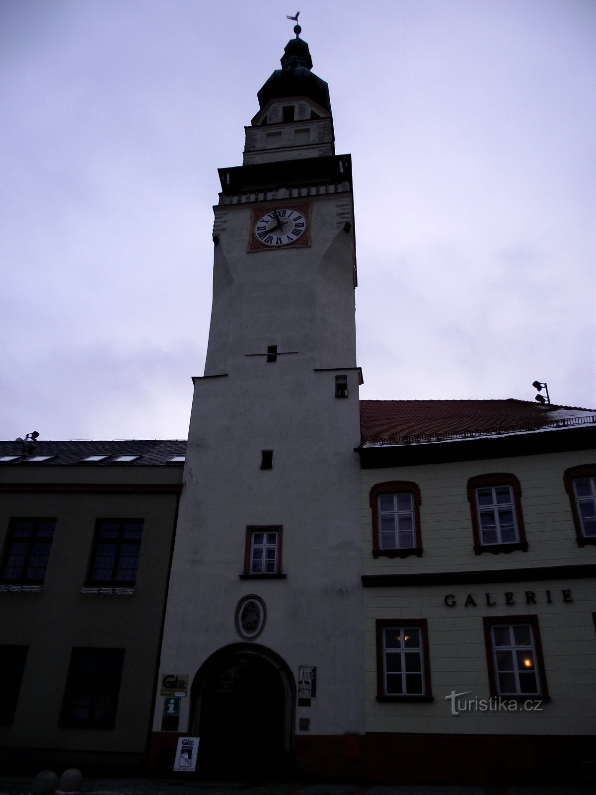 stolp mestne hiše z zvonom