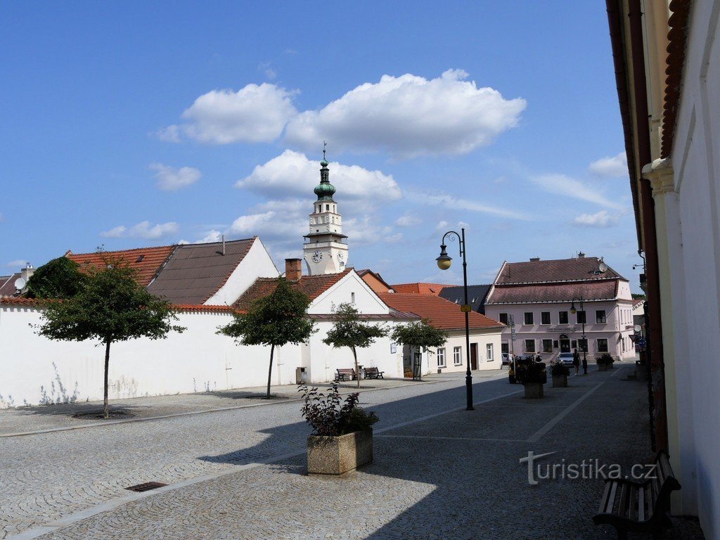 Városháza tornya a Hradní utcából