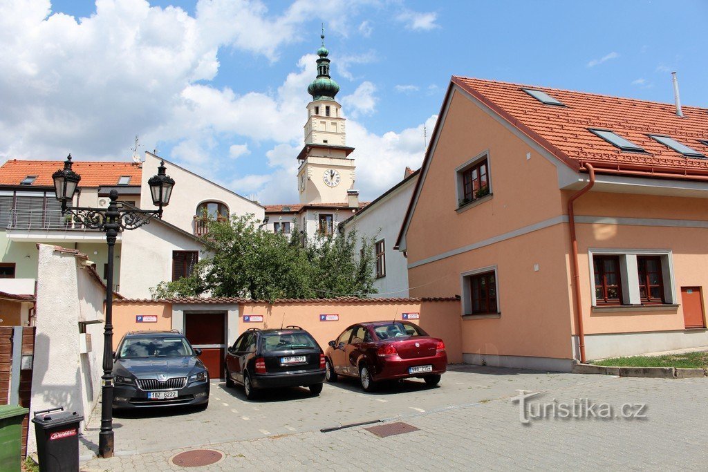 Városháza tornya a zsidó negyedből