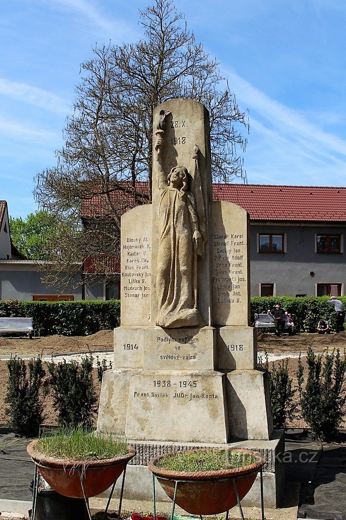 Radomyšl, monument to the fallen