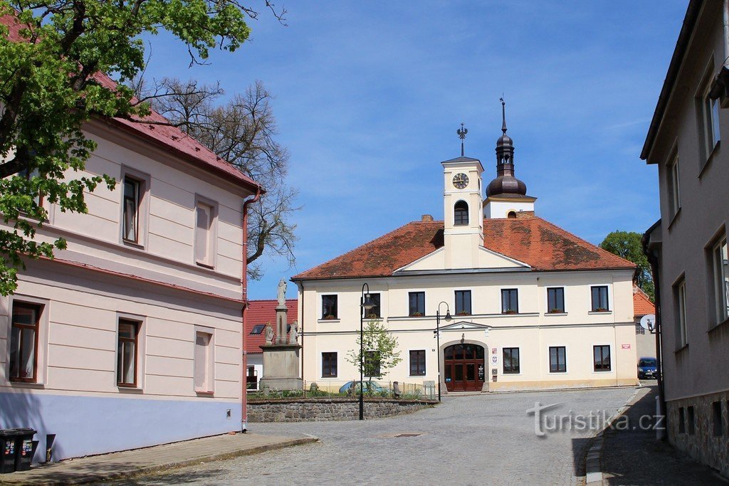 Radomyšl, rådhuset i bakgrunden, tornet i kyrkan St. Martin