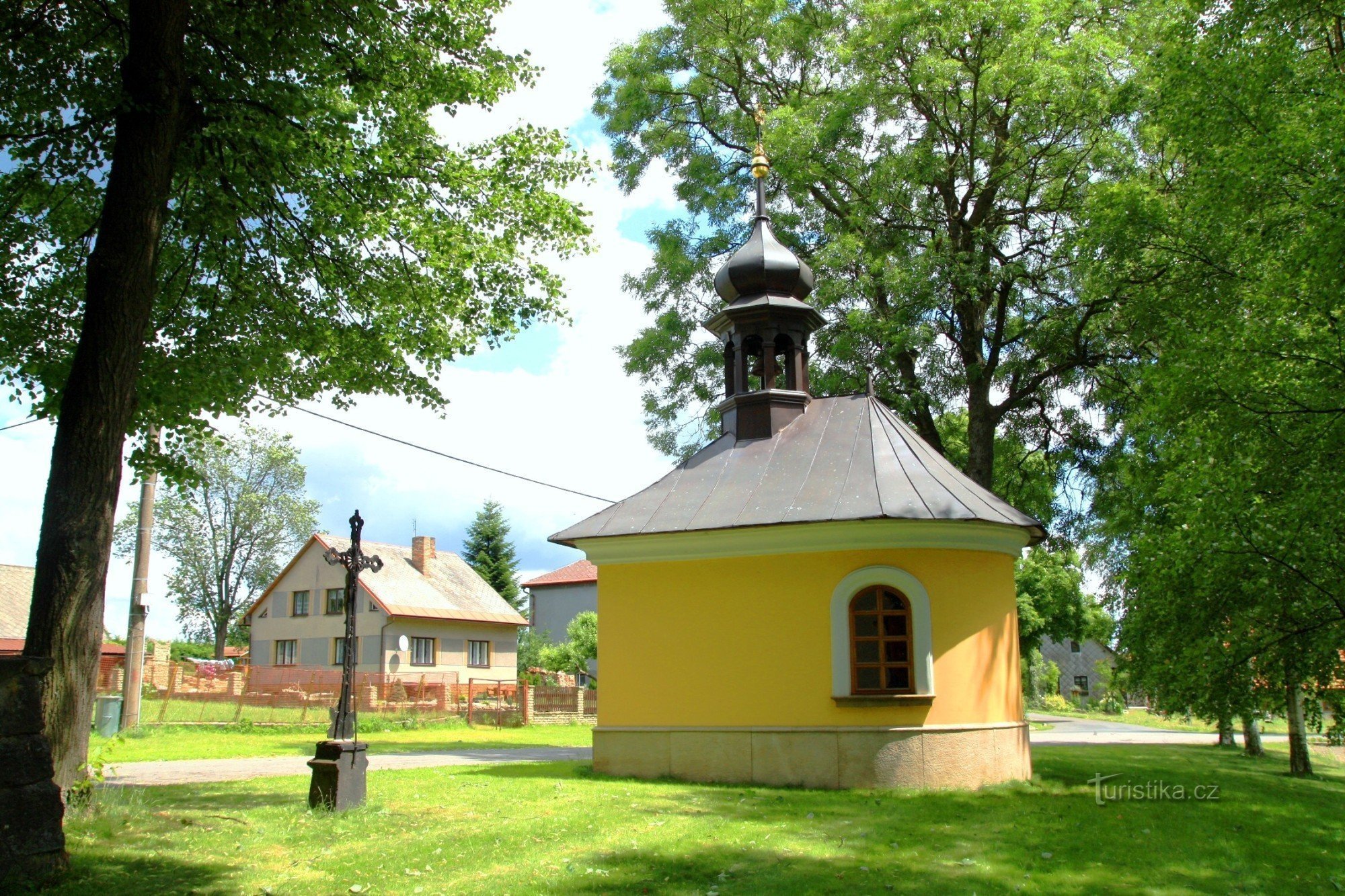Radostín - Kapel St. Rosalie i landsbyen