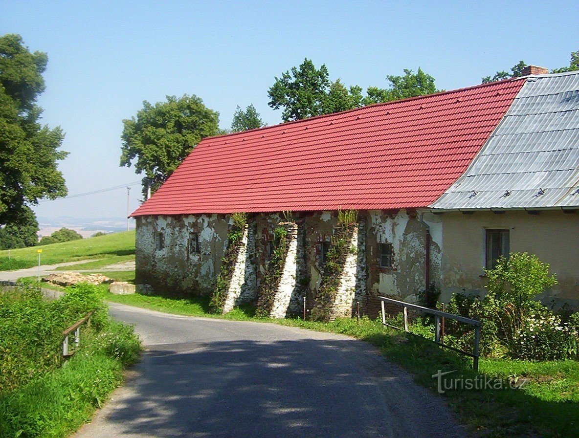 Radvanov - 前庄园的农场建筑 - 照片：Ulrych Mir。