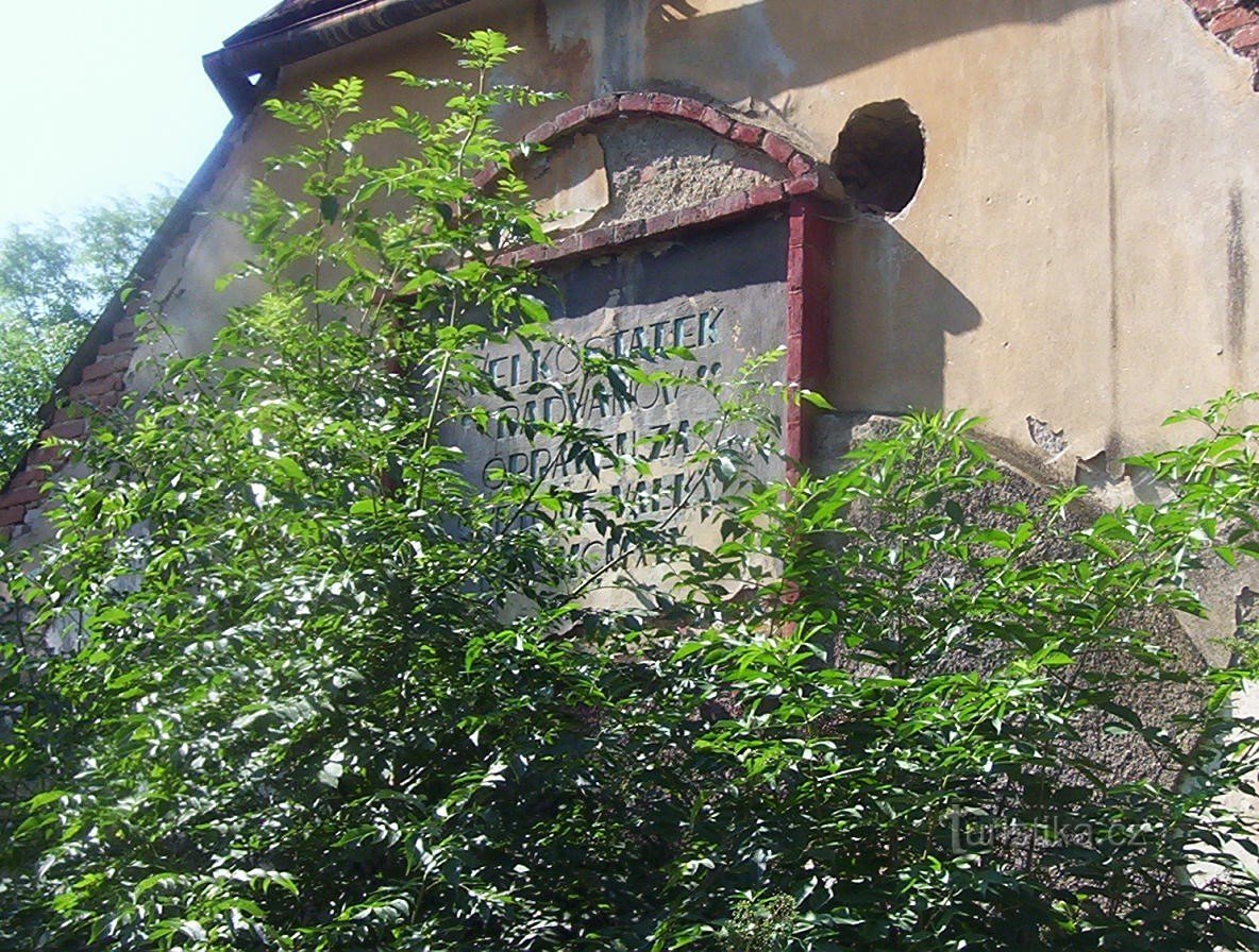 Radwanow-tablica pamiątkowa na dawnym podwórku-Foto: Ulrych Mir.