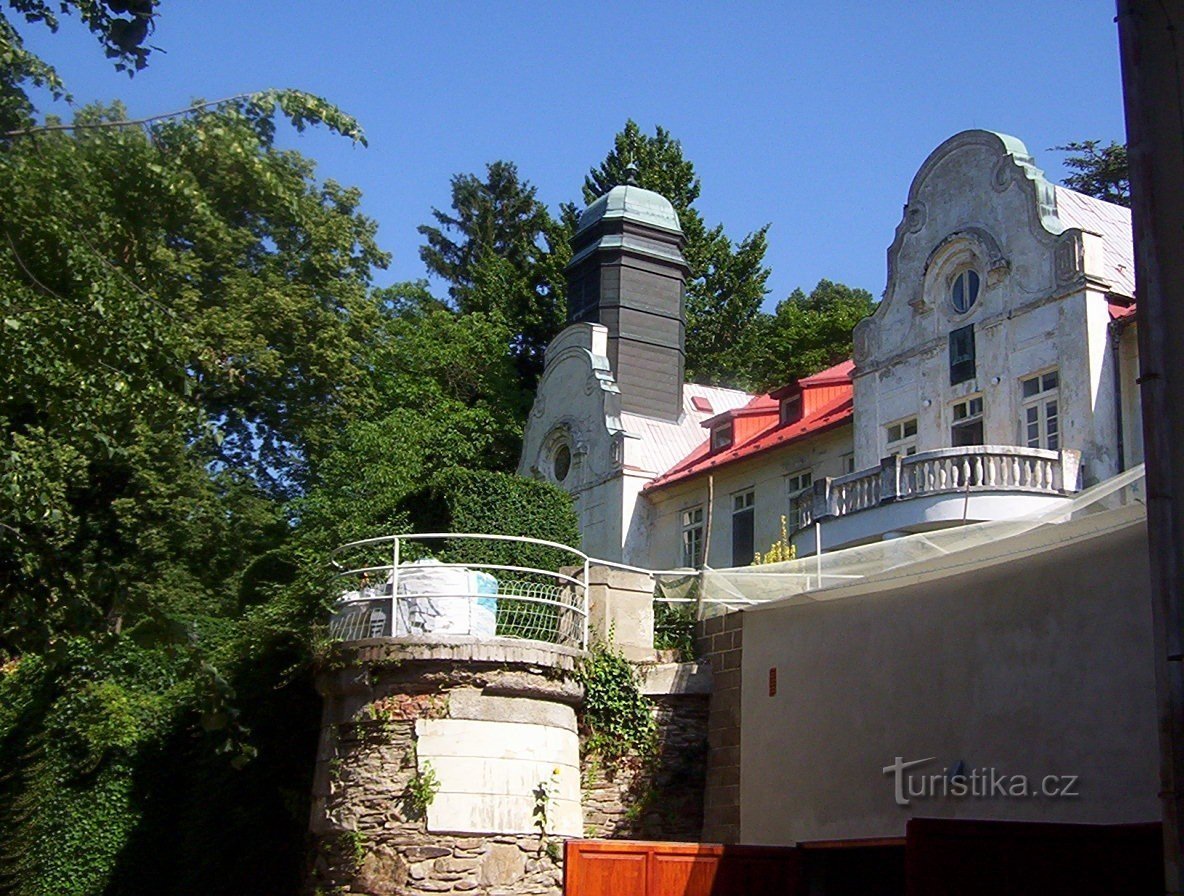 Radvanov-château-façade sud avec tour et terrasse-Photo : Ulrych Mir.