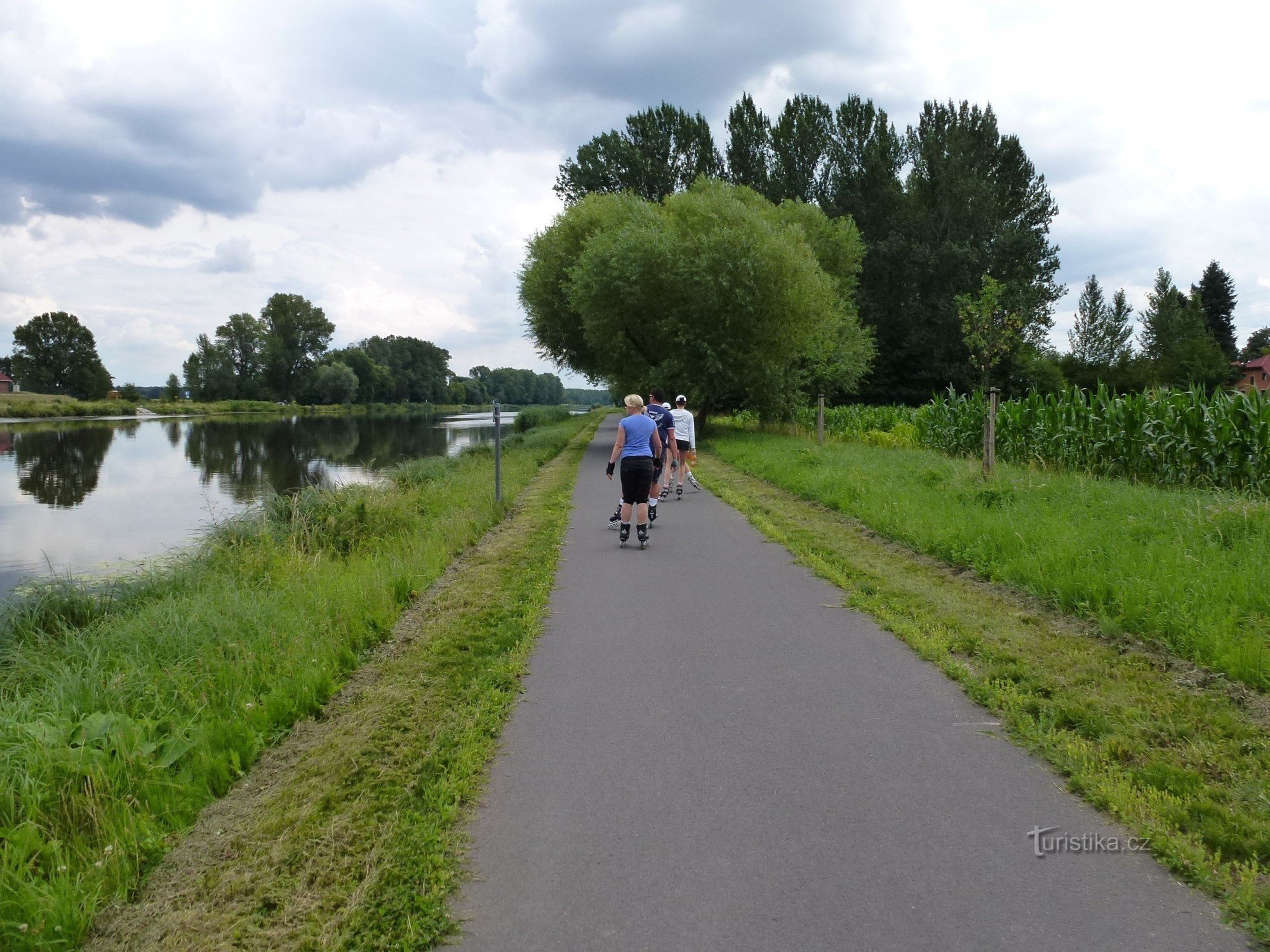 Skaters' paradise near the Elbe on the 0019 cycle path