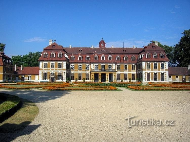 Rájec nad Svitavou: Rájec nad Svitavou vooraanzicht van het kasteel