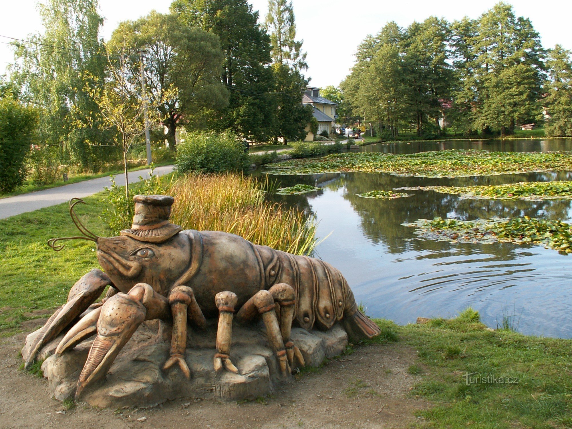 Krabbe, Račín dam, Račín landsby