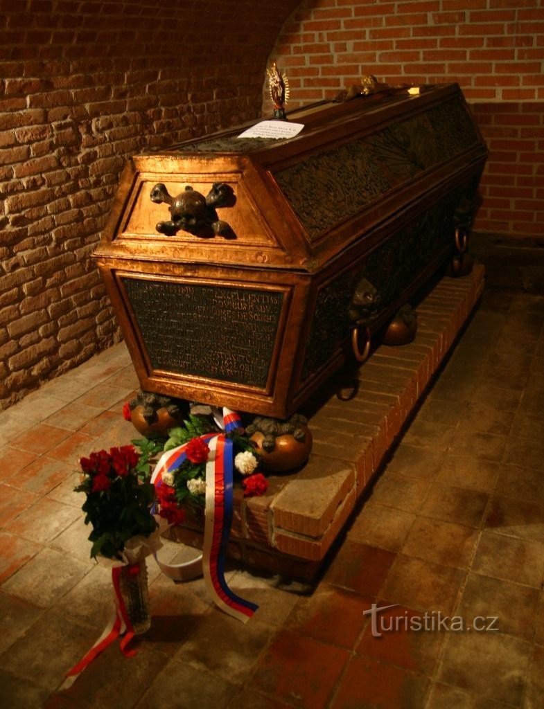 Kisten med resterne af Louis Raduit de Souche i krypten under kirken
