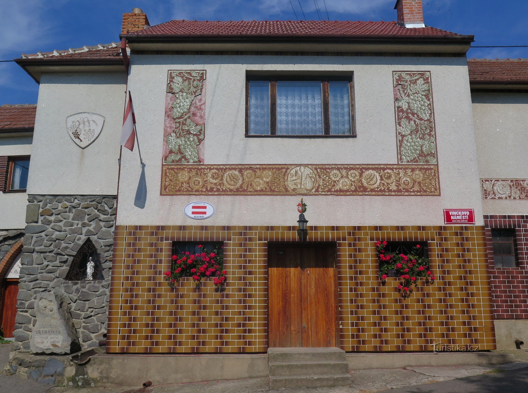 Embaixada da Áustria na República de Kraví hora com um monumento